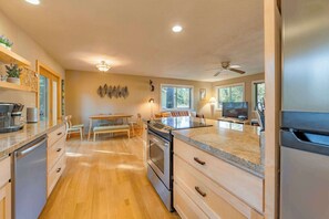 Huis, meerdere bedden, patio, uitzicht op bergen (Bakersfield Basecamp) | Privékeuken