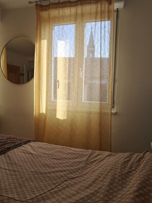 2 bedrooms, iron/ironing board, WiFi, bed sheets - Large, cozy, quiet family apartment in the center of town, with view of the cathedral (Strasbourg)