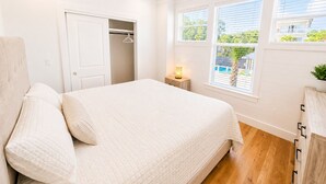 A bedroom with a bed, a ceiling fan, a nightstand with a lamp, a closet, and a window with blinds. - Luxury 3-Level Townhome Santa Rosa Beach Florida 30A, Walk2Beach, Golf Cart,Pool (Santa Rosa Beach)