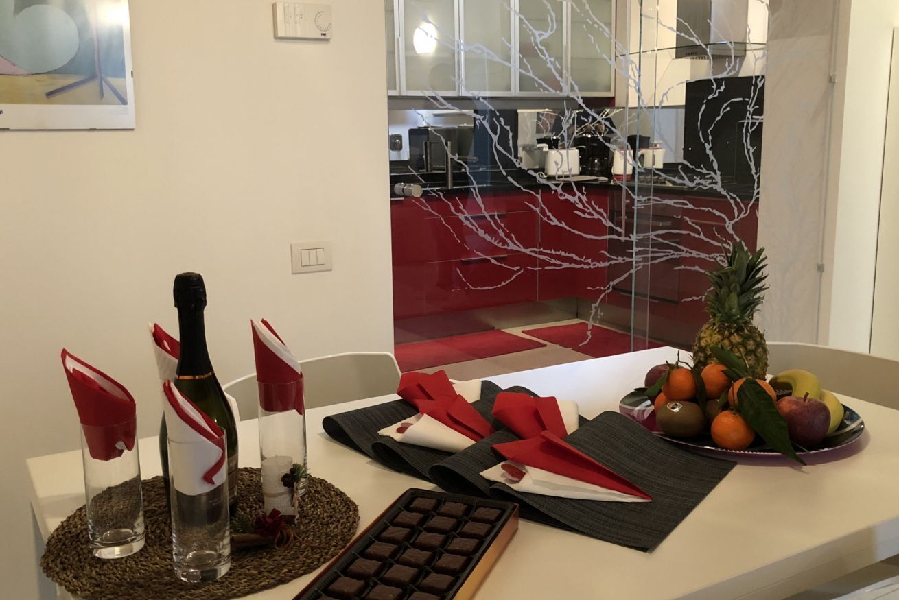 Kühlschrank, Mikrowelle, Geschirrspüler, Kochgeschirr/Geschirr/Besteck