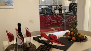 KĂŒhlschrank, Mikrowelle, GeschirrspĂŒler, Kochgeschirr/Geschirr/Besteck