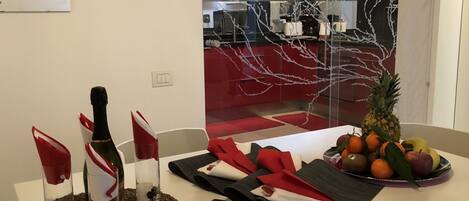 Kühlschrank, Mikrowelle, Geschirrspüler, Kochgeschirr/Geschirr/Besteck