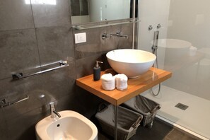 Shower, bidet, towels - Cà degli Archi 2 - Bright flat with garden in Cannaregio  (Venezia)