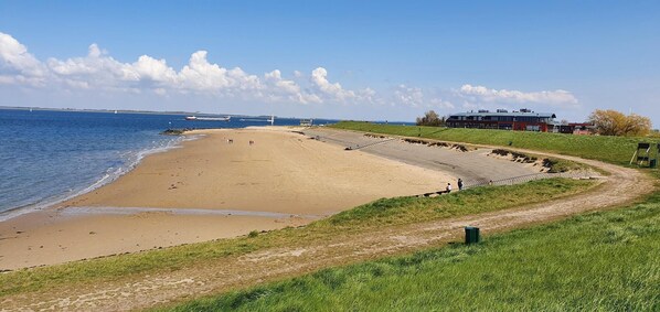 Beach nearby - Waterresort Oosterschelde house no.12 (Wemeldinge)