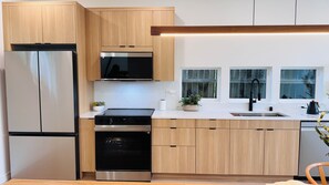 Kühlschrank, Mikrowelle, Ofen, Herdplatte