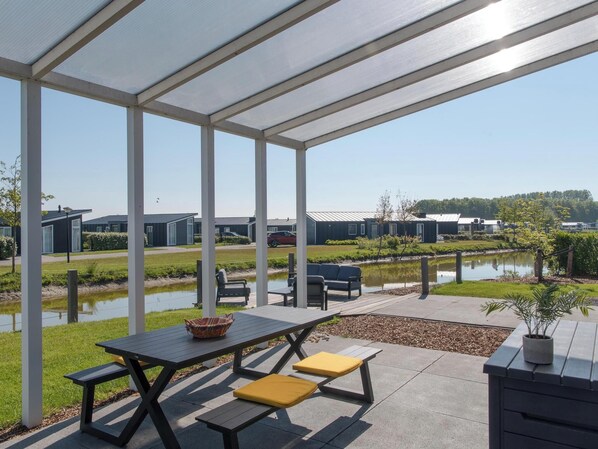 Outdoor dining - Waterresort Oosterschelde house no.38 (Wemeldinge)