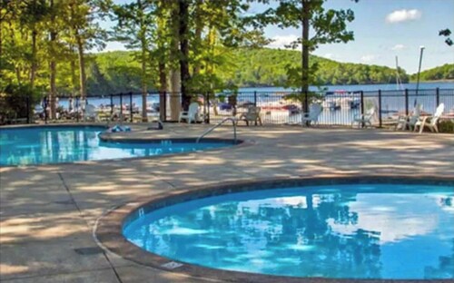 Lakefront Poconos Retreat! Pool & Hot Tub Access