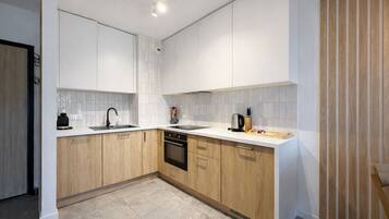 Huoneisto (18) | Yksityinen keittiö | Jääkaappi, liesi, vedenkeitin, keittoastiat/astiat/ruokailuvälineet