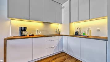 Departamento (34) | Cocina privada | Refrigerador, parrilla de estufa y tetera eléctrica