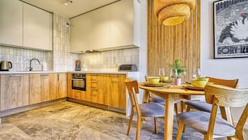 Apartamento (18) | Cozinha privada | Geladeira, cooktop, chaleira elétrica