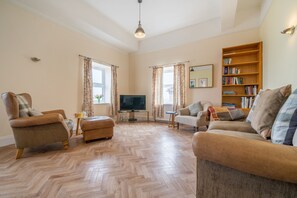 TV - 2 Pauls Maltings - sleeps 4 guests  in 2 bedrooms (Wells-next-the-Sea)