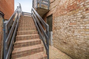 Property grounds - 2 Pauls Maltings - sleeps 4 guests  in 2 bedrooms (Wells-next-the-Sea)