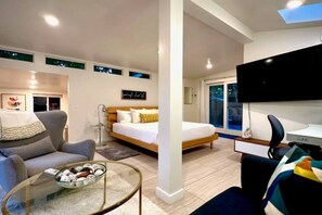 Escritorio, tabla de planchar con plancha, wifi y ropa de cama 