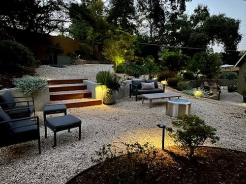 King Bed-Peaceful Modern Cottage-Garden Setting