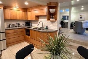 Refrigerador, microondas, parrilla de estufa y cafetera y tetera 