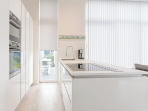 Een koelkast, een microgolfoven, een vaatwasser