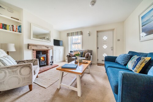 Avocet Cottage - sleeps 6 guests  in 3 bedrooms