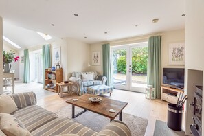 TV - Spring Cottage - sleeps 4 guests  in 2 bedrooms (Burnham Market)