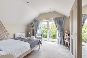 WiFi, bed sheets - Spring Cottage - sleeps 4 guests  in 2 bedrooms (Burnham Market)