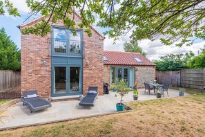 Outdoor dining - Spring Cottage - sleeps 4 guests  in 2 bedrooms (Burnham Market)