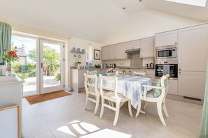 Fridge, oven, stovetop, cookware/dishes/utensils - Spring Cottage - sleeps 4 guests  in 2 bedrooms (Burnham Market)