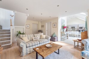 TV - Spring Cottage - sleeps 4 guests  in 2 bedrooms (Burnham Market)