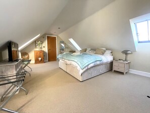 4 bedrooms, iron/ironing board, WiFi - The Cartshed 6 Marshland Barns - sleeps 8 guests  in 4 bedrooms (Titchwell)