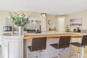 Fridge, microwave, oven, stovetop - The Cartshed 6 Marshland Barns - sleeps 8 guests  in 4 bedrooms (Titchwell)
