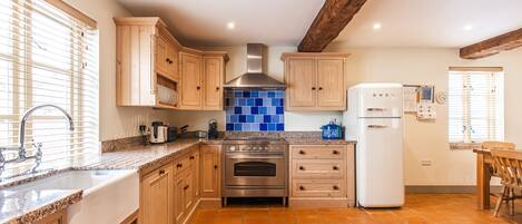 Een koelkast, een microgolfoven, een vaatwasser