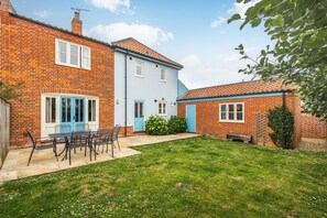 Outdoor dining - 3 Links Court - sleeps 6 guests  in 3 bedrooms (Brancaster)
