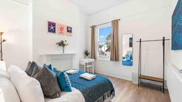 Tabla de planchar con plancha, wifi gratis y ropa de cama