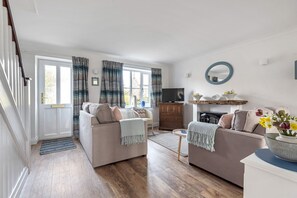 TV - 4 Hare Cottage - sleeps 4 guests  in 3 bedrooms (South Creake)