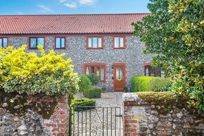 Exterior - 4 Hare Cottage - sleeps 4 guests  in 3 bedrooms (South Creake)