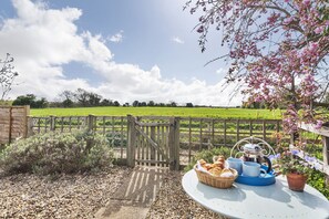Property grounds - 4 Hare Cottage - sleeps 4 guests  in 3 bedrooms (South Creake)