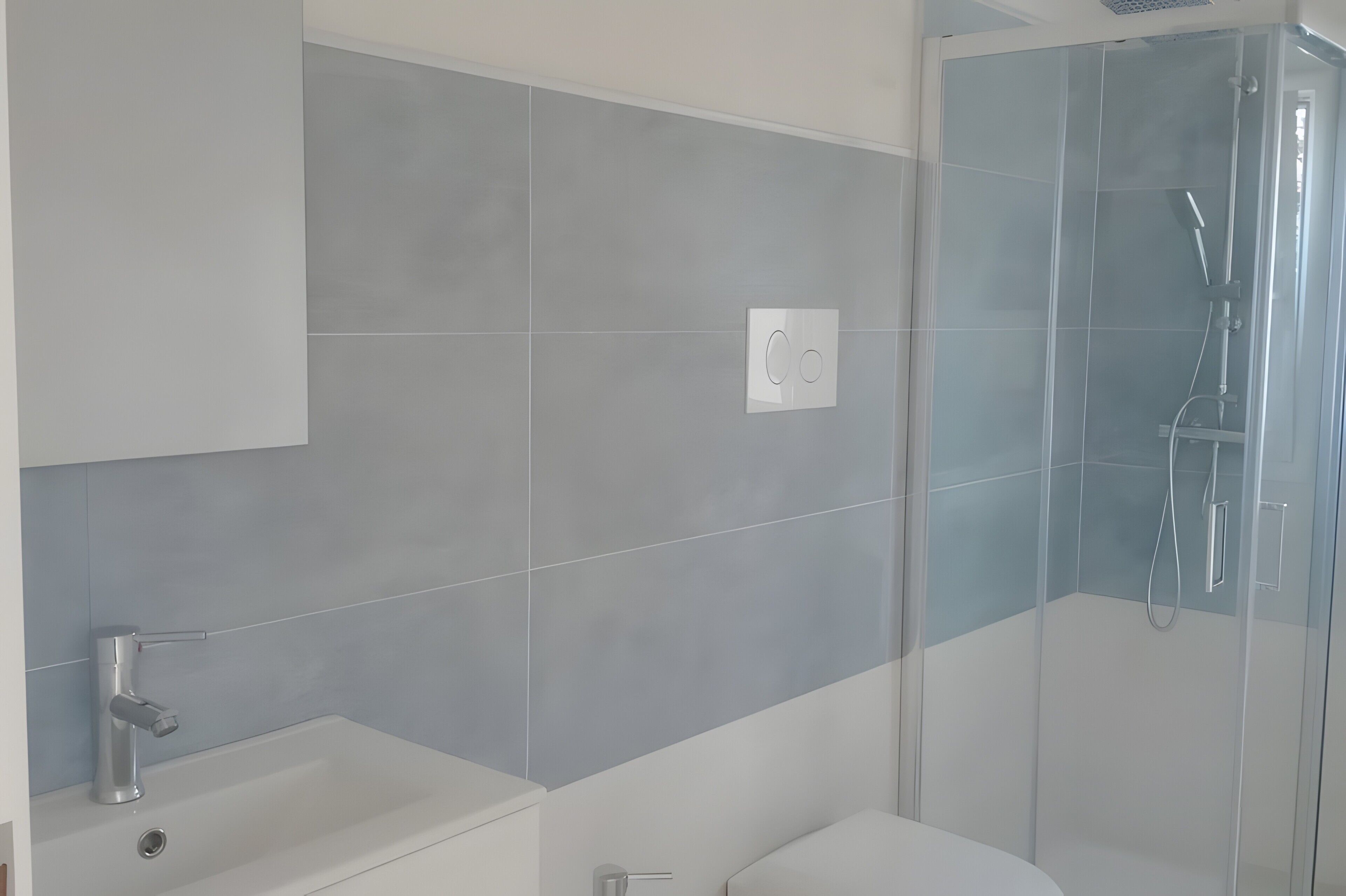 Douche, sèche-cheveux, serviettes fournies