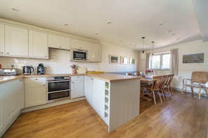 Fridge, microwave, oven, stovetop - Mow Creek Cottage - sleeps 6 guests  in 3 bedrooms (Brancaster Staithe)