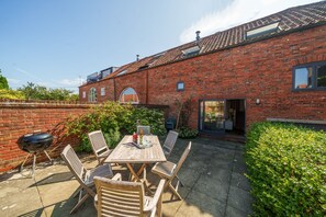 Outdoor dining - Mow Creek Cottage - sleeps 6 guests  in 3 bedrooms (Brancaster Staithe)