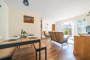 Dining - 4 Odd Fellows Court - sleeps 4 guests  in 3 bedrooms (Wells-next-the-sea)