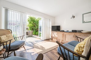 TV, offices - 4 Odd Fellows Court - sleeps 4 guests  in 3 bedrooms (Wells-next-the-sea)