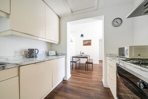 Fridge, microwave, oven, stovetop - 4 Odd Fellows Court - sleeps 4 guests  in 3 bedrooms (Wells-next-the-sea)