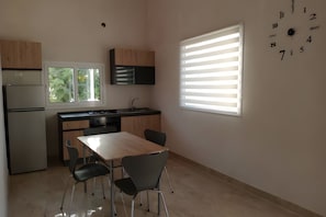 Kylskåp, spishäll, kaffe- och tebryggare och grytor/köksredskap