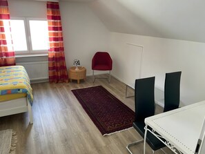 2 makuuhuonetta, työpöytä, silitysrauta/-lauta, Wi-Fi