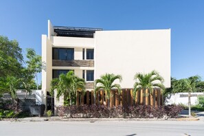 Exterior - Stylish Studio in Tulum with Rooftop Pool and Easy Beach Club Access (Tulum)