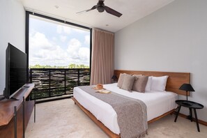 1 habitación, escritorio, tabla de planchar con plancha y cuna de viaje 