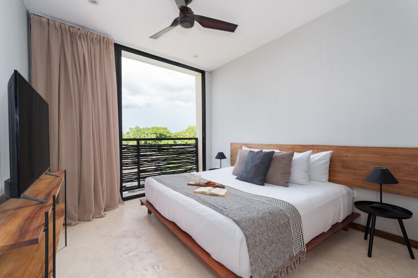 Een bureau, een strijkplank/strijkijzer, reisbedje, wifi