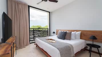 Een bureau, een strijkplank/strijkijzer, reisbedje, wifi