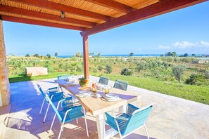 Outdoor dining - Villa Pigna di Caltagiruni | Scopello | Sea-view suite | Lush gardens | Private. (Castellammare del Golfo)