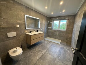 Shower, hair dryer, towels, toilet paper - Peace and quiet near Liège (Herstal)