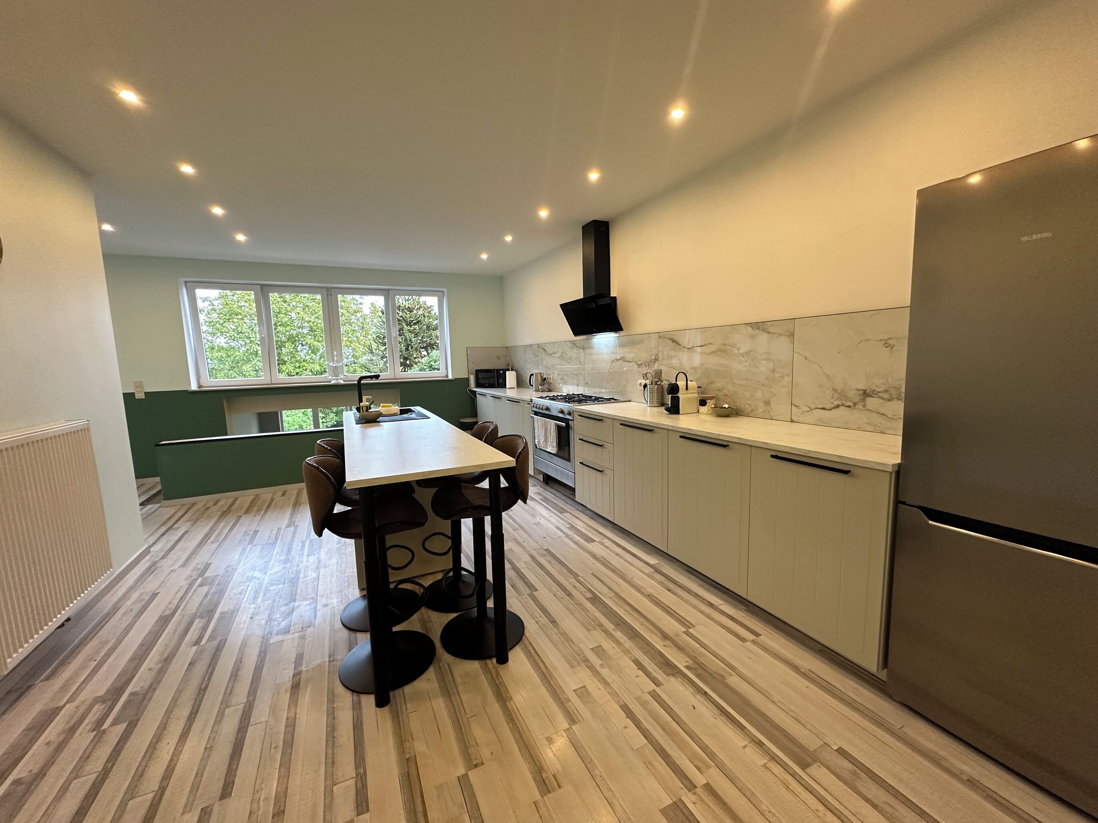 Kylskåp, mikrovågsugn, ugn och spishäll