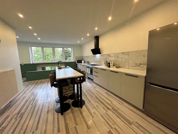 Réfrigérateur, micro-ondes, four, plaque de cuisson